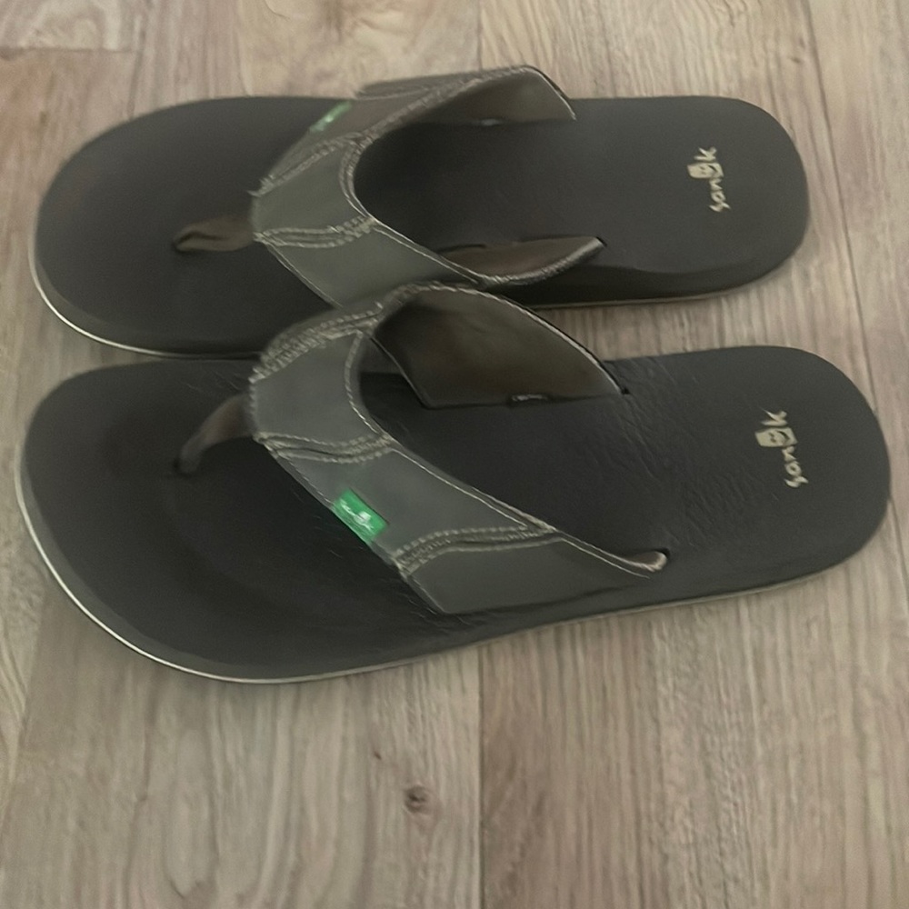Sanuk mens flip flops sz 12